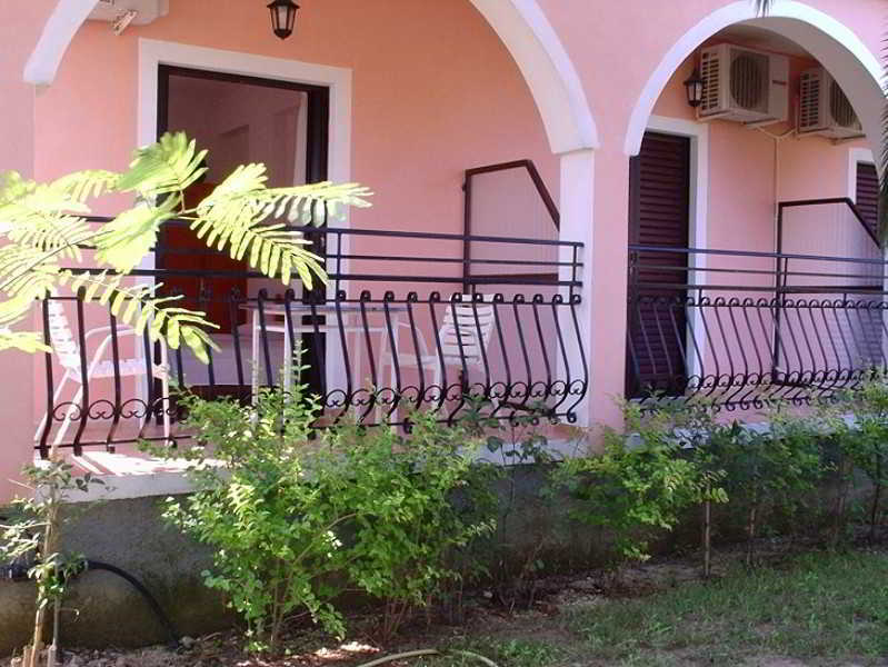 Eleni'S Garden & Castello Suites 阿利卡纳斯 外观 照片